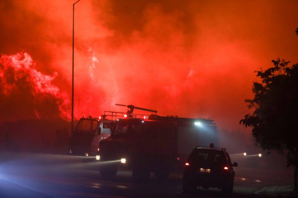 Φωτιά στην Βοιωτία: Φόβοι να μην φτάσουν οι φλόγες την κορυφή του Ελικώνα