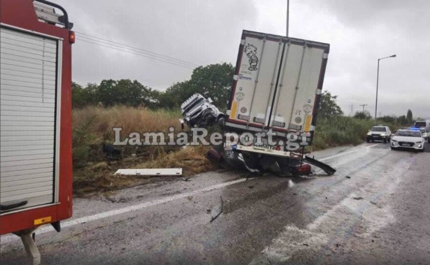 Νταλίκα παρέσυρε 2 αυτοκίνητα – Νεκρή η οδηγός