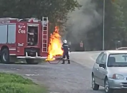 Στις φλόγες αυτοκίνητο στον περιφερειακό της Λιβαδειάς