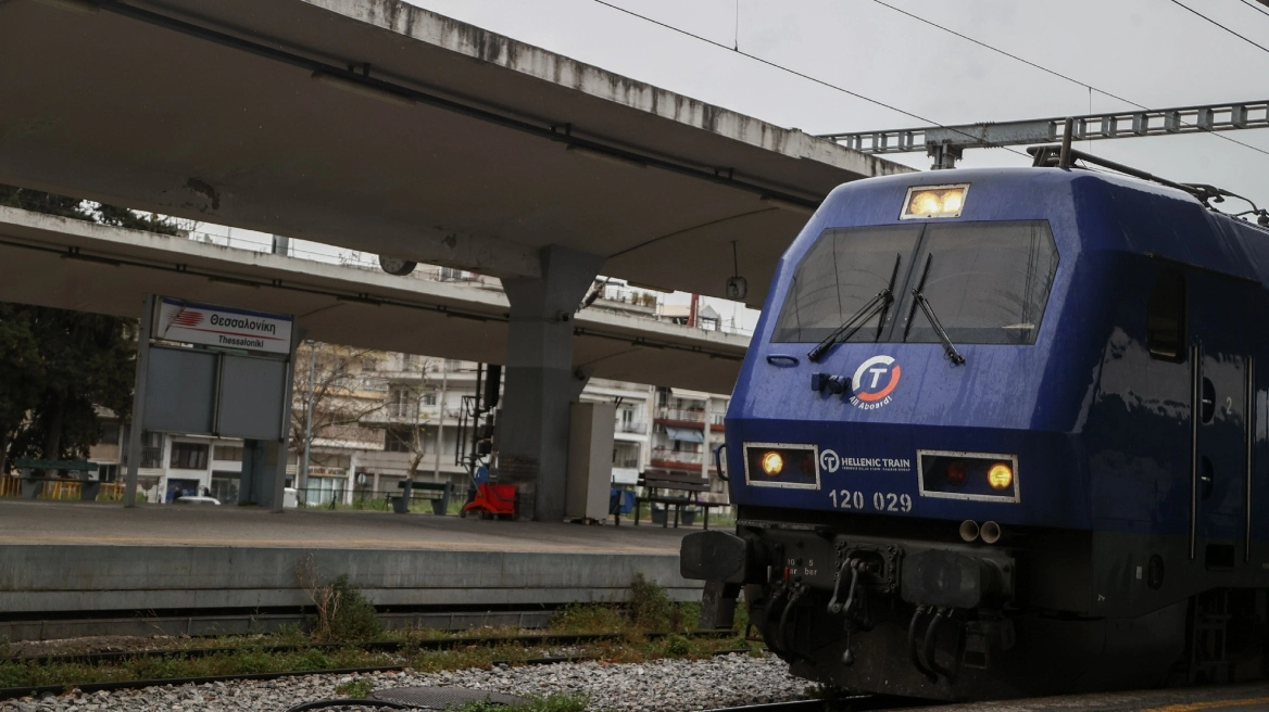 Λιβαδειά: Τρένο ακινητοποιήθηκε στον σταθμό – Φωτιά κοντά στις γραμμές