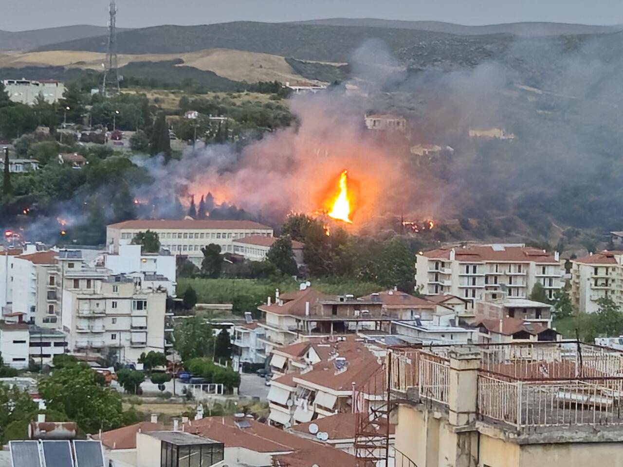 Μεγάλη φωτιά στην πόλη της Λιβαδειάς